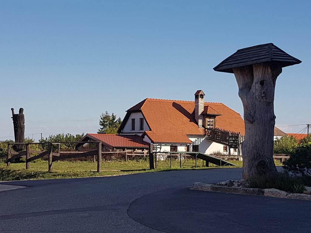 Готель Osada Havranu Хнаніце Екстер'єр фото
